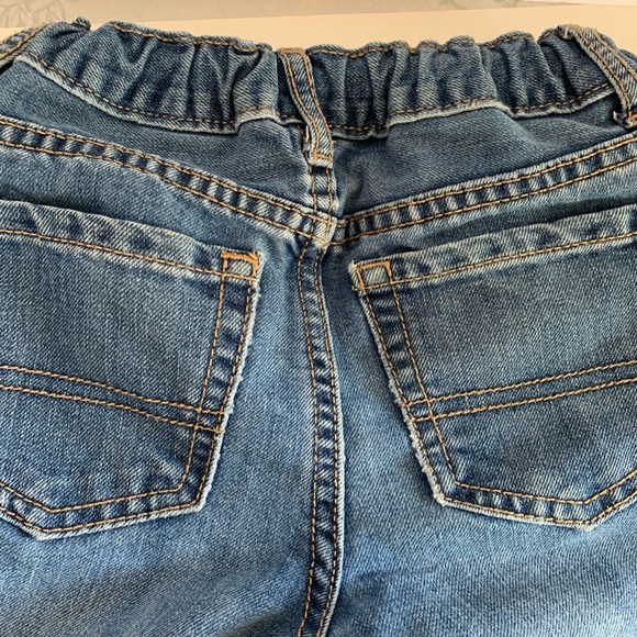 The Children’s Place Size 5T blue jeans with waist adjustable. - Picture 2 of 6